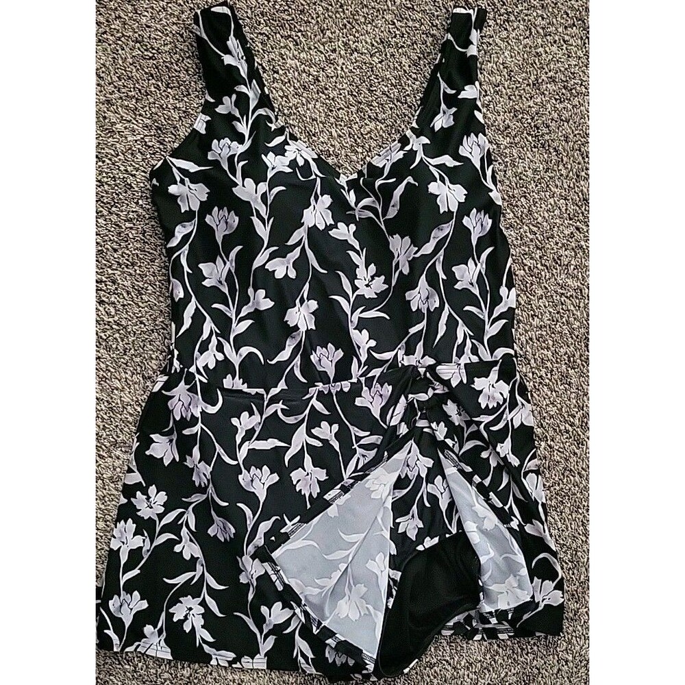 Coldwater Creek Womens One Piece Swimsuit 18W Black Floral Padded 1PC Skirted S1